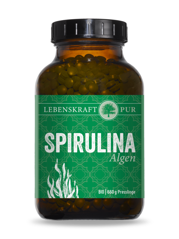 Bio Spirulina Algen | Presslinge der Blaualge Bio-Zertifiziert, in reinem Thermalwasser angebaut Spirulina platensis zählt zu den ältesten Organismen der Welt und wurde sogar schon von den Azteken als vollwertiges Lebensmittel konsumiert. Die spiralförmige Süßwasser-Alge ist keine Pflanze, wie häufig vermutet wird, sondern ein Cyanobakterium – auch Blaualge genannt. Die spiralförmige Süßwasser-Alge Spirulina ist vor allem bekannt für ihre breite und umfassende Vitalisierungsfähigkeit des gesamten Organismus. Als Quell an Nähr- und Vitalstoffen ist die Blaualge besonders reich an B-Vitaminen, Eisen, Kalzium, Selen, Magnesium und Beta-Carotin.