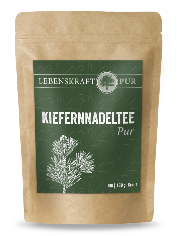 Bio Kiefernnadeltee Pur | Wildsammlung aus europäischen, bio-zertifizierten Wäldern Was ist Bio Kiefernnadeltee Pur? Bio Kiefernnadeltee Pur besteht aus geschnittenen Kiefernnadeln aus europäischer, bio-zertifizierter Wildsammlung. Die Kiefernnadeln werden hierbei vollkommen naturbelassen und unsortiert abgefüllt. Aus diesem Grund können in Bio Kiefernnadeltee Pur zusätzlich Kiefernsprossen enthalten sein, welche für ein noch waldigeres und angenehmes Aroma sorgen.