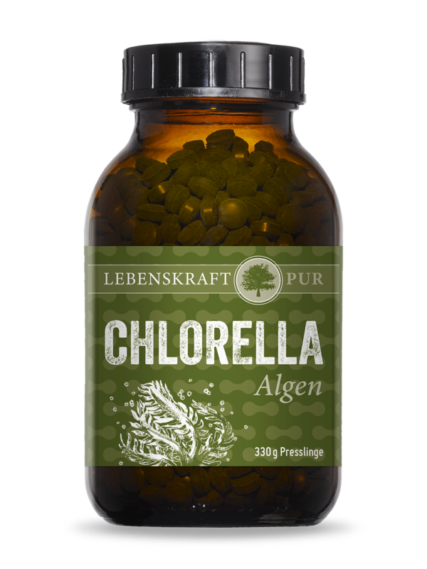 Chlorella Algen | Presslinge reich an Chlorophyll, Vitaminen und Mineralien Die Chlorella Alge ist in naturheilkundlichen Kreisen sehr bekannt und beliebt. Neben ihrem hohen Anteil an Chlorophyll, Mineralien und Vitaminen besitzt die Alge den höchsten bekannten Anteil an Proteinen und Aminosäuren - darunter alle essentiellen. Durch das breite Eigenschaften-Spektrum gehört die Chlorella vulgaris Alge auf jeden vollwertigen Speiseplan.