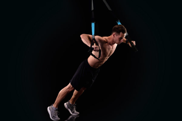 PowerRapto Schlingentrainer | PowerRapto, ein Schlingentrainer der Geschichte schreibt. pb-Sports präsentiert das neue PowerRapto Schlingentrainer Bodyweight Training System. Stufenlos verstellbar Fußschlaufen Muskeldefinition in Rekord Zeit NEU! Unser Ziel war es ein hochwertiges Produkt mit Liebe zum Detail und Professionalität zu bieten und gleichzeitig preislich attraktiv zu sein. Dein ständiger Begleiter, jederzeit bereit, unbegrenzte Möglichkeiten. Dieser Schlingentrainer kennt kein Alter. Trainieren auf eine völlig neue Art. Du kannst Fett verlieren und Muskeln aufbauen mit Muskeldefinition in Rekord Zeit. Du wirst staunen welchen Erfolg Du in kürzester Zeit mit Spaß erzielen kannst.