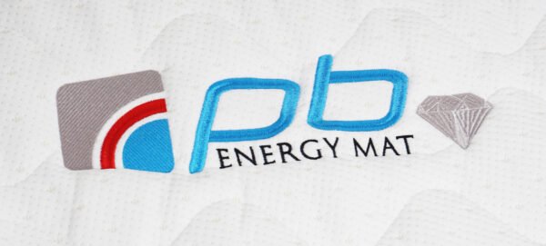 Edelsteinmatte Baumwollbezug | Edelsteinmatte Baumwollbezug  passend für Premium und Premium ll Edelsteinmatten von pb Energy Mat Unser hochwertiger maßgefertigter Baumwollbezug ist die perfekte Ergänzung für Premium und Premium ll Edelsteinmatten von pb Energy Mat. Hochwertige Materialien mit Baumwolle, Polyester und einer wasserundurchlässigen Schicht vereint mit maximalem Komfort. Elastische Halteriemen garantieren einen passgenauen und festen Sitz.