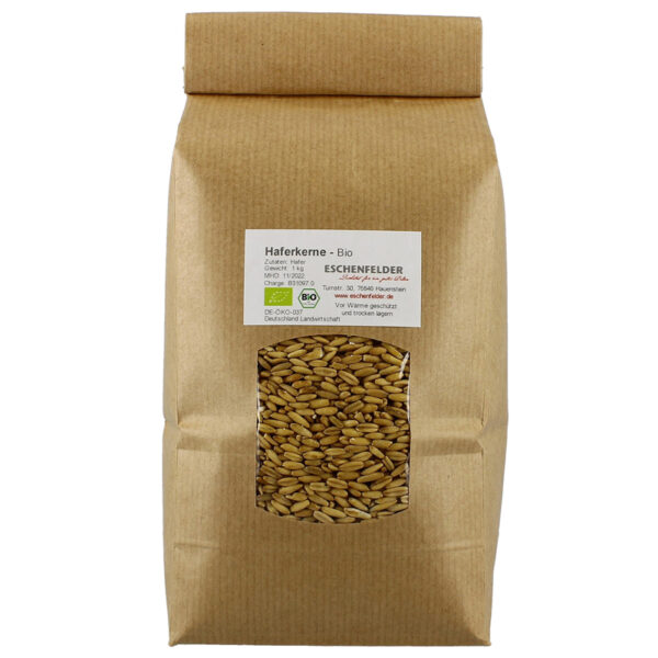 Haferkerne Bio 1 kg | Haferkerne Bio 1 kg, Bio Getreide, beste Qualität! Wird speziell bei Erkrankungen des Magen-Darm-Traktes gut vertragen. Hafer als Vollwertnahrung bietet eine diätetisch wirksame Hilfe bei einer faserstoffreichen und cholesterinbewussten Ernährung. Hier findet sich nicht nur eine geballte Nahrungs-Energie, sondern zugleich auch eine vitale Schatzkammer. „Futter für den Ziegenbock“ kommt aus dem Altsächsichen „hafero“ und hat den wissenschaftlichen Namen Avena. Schon in der mitteleuropäischen Bronzezeit wurde Hafer angebaut und war bis zum 18. Jahrhundert ein wichtiger Bestandteil der Ernährung breiter Bevölkerungsschichten. Mit dem Sinken der Getreidebrotpreise verlor er an Bedeutung.