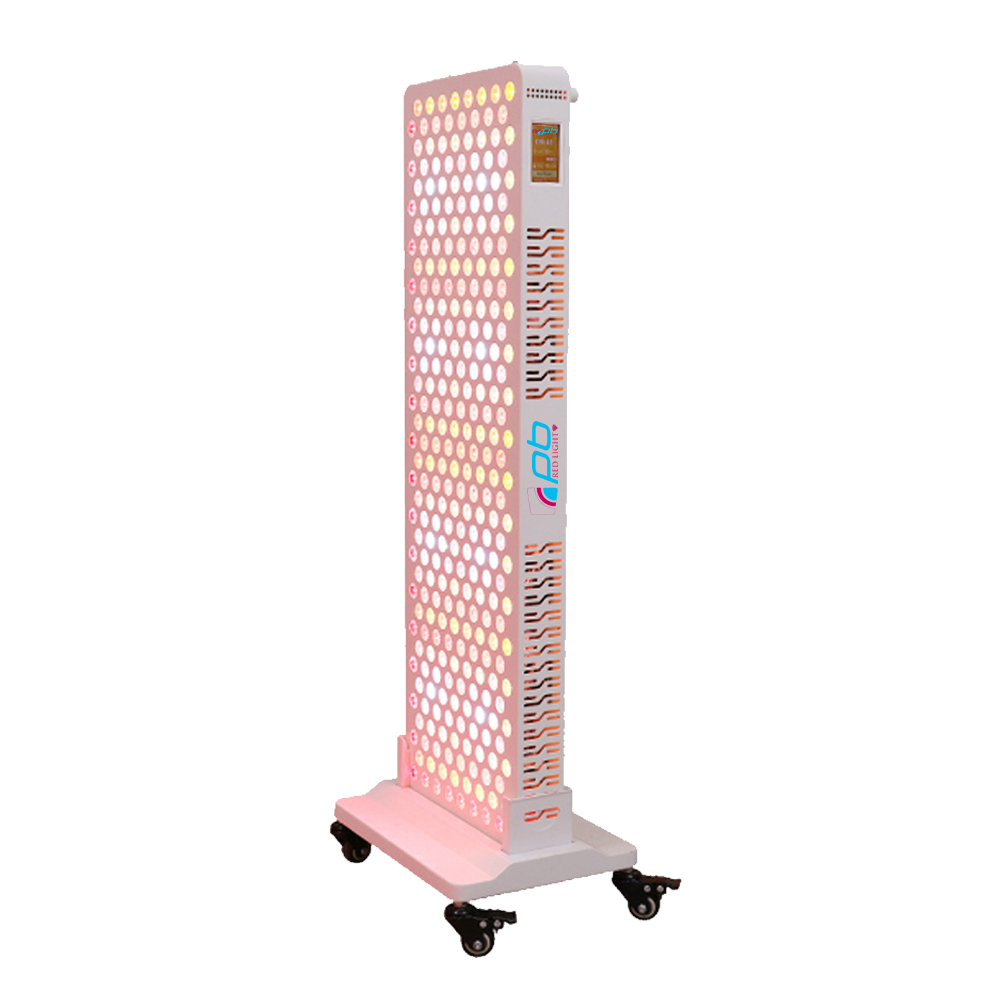 pb Red Light3 Pro Panel | pb Red Light3 Pro Panel – modernes Rotlichtgerät für Zuhause Das pb Red Light3 Pro Panel ist ein innovatives Rotlichtpanel für den privaten Einsatz. Mit seiner leistungsstarken LED-Technologie und 9 individuell steuerbaren Wellenlängen (480, 590, 630, 660, 670, 810, 830, 850, 1060 nm) bietet es vielseitige Möglichkeiten zur Anwendung im Alltag. Format (92 × 30 × 6,5 cm) mit robusten Metallgehäuse inklusive Ständer mit Rollen lässt sich das Gerät zuhause vielseitig nutzen. Die Bedienung ist komfortabel: Per Touchscreen, Fernbedienung oder App können Sie alle Einstellungen individuell steuern. Das pb Red Light3 Pro Panel ist weit mehr als ein einfaches Rotlichtgerät. Es vereint klinisch erprobte Wellenlängen, höchste Strahlkraft und innovative Steuerungsmöglichkeiten in einem kompakten, robusten Gehäuse. Entwickelt für alle, die Wert auf Qualität und Leistung legen. Es bietet eine Lösung, die sonst nur in professionellen Einrichtungen zu finden ist – jetzt auch für den Heimgebrauch.