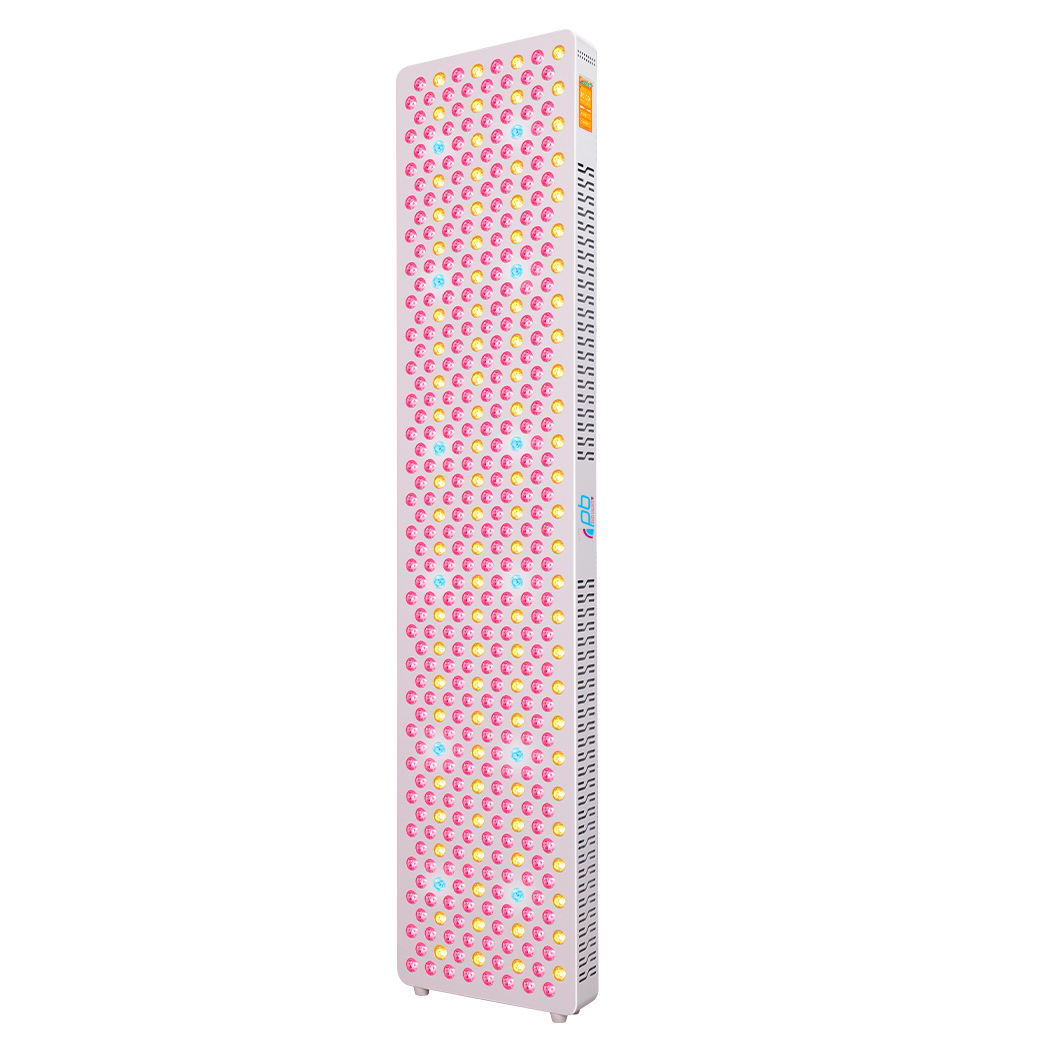 pb Red Light4 Pro Panel | pb Red Light4 Pro Panel – modernes Rotlichtgerät für Zuhause Das pb Red Light4 Pro Panel ist ein innovatives Rotlichtpanel für den privaten Einsatz. Mit seiner leistungsstarken LED-Technologie und 9 individuell steuerbaren Wellenlängen (480, 590, 630, 660, 670, 810, 830, 850, 1060 nm) bietet es vielseitige Möglichkeiten zur Anwendung im Alltag. Format (136 × 30 × 6,5 cm) mit robusten Metallgehäuse inklusive Ständer mit Rollen lässt sich das Gerät zuhause vielseitig nutzen. Die Bedienung ist komfortabel: Per Touchscreen, Fernbedienung oder App können Sie alle Einstellungen individuell steuern. Das pb Red Light4 Pro Panel ist weit mehr als ein einfaches Rotlichtgerät. Es vereint klinisch erprobte Wellenlängen, höchste Strahlkraft und innovative Steuerungsmöglichkeiten in einem kompakten, robusten Gehäuse. Entwickelt für alle, die Wert auf Qualität und Leistung legen. Es bietet eine Lösung, die sonst nur in professionellen Einrichtungen zu finden ist – jetzt auch für den Heimgebrauch.