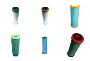 Filterpatronen für Gerätefiltersysteme 4 Filterpatronen für Gerätefiltersysteme | Filterpatronen für Gerätefiltersysteme, Auftischfiltersysteme, Untertischfiltersysteme Ersatzfilter für alle Filtersysteme mit Aktivkohle und Umkehrosmose! Hier finden Sie eine umfassende Auswahl an hochwertigen Ersatzfiltern, die speziell entwickelt wurden, um die Leistung und Effizienz Ihrer Wasserfiltersysteme zu gewährleisten. Aktivkohle- und Umkehrosmose-Systeme sind bekannt für ihre Fähigkeit, unerwünschte Verunreinigungen, Schadstoffe und unangenehme Geschmäcker aus Ihrem Trinkwasser zu entfernen. Um sicherzustellen, dass Ihr Filtersystem stets optimal funktioniert, ist der regelmäßige Austausch der Filter unerlässlich. Unsere Ersatzfilter bieten Ihnen die Sicherheit, dass Ihr Wasser immer rein und frisch bleibt. In dieser Kategorie bieten wir verschiedene Filtertypen an, darunter Aktivkohlefilter, Membranen und Vor- sowie Nachfilter, die auf die spezifischen Anforderungen Ihrer Systeme abgestimmt sind. Alle unsere Produkte zeichnen sich durch hohe Filterleistung und einfache Handhabung aus, sodass Sie sicher sein können, dass Ihr Wasser stets von bester Qualität ist. Entdecken Sie die Vorteile unserer Ersatzfilter und sorgen Sie für eine nachhaltige und gesunde Wasserversorgung in Ihrem Zuhause. Vertrauen Sie auf Qualität und Leistung – für reines Wasser, das Sie und Ihre Familie verdienen!
